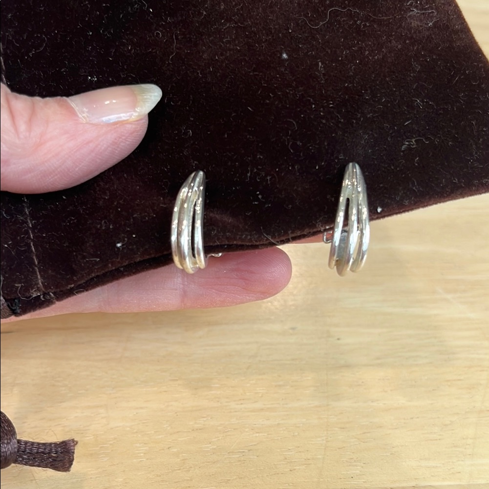 Gorgeous Vintage Clip On Earrings 10$